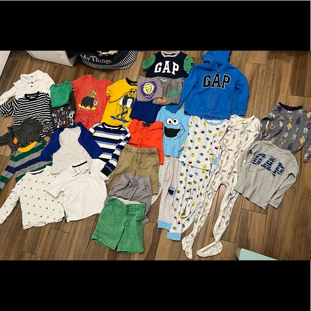 LOT GAP Old Navy BOY 5T Good condition shirts shorts pajamas 28 items